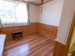 明るい居室の一角