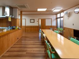 暖かい木目の食堂空間