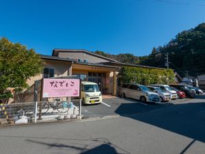 明るい外観の施設正面