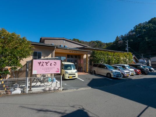 明るい外観の施設正面