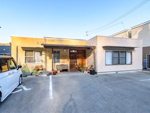 暖かみのある施設の外観