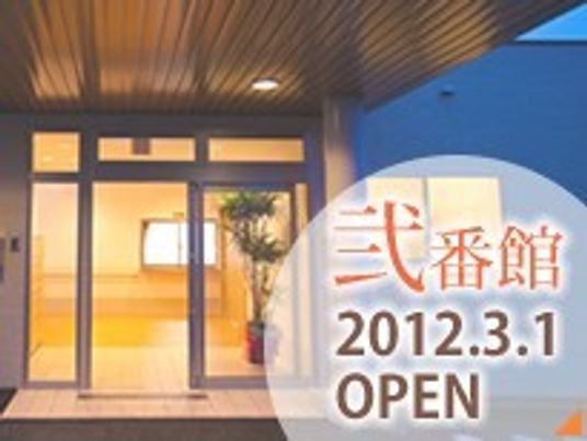 明るいエントランスと植物