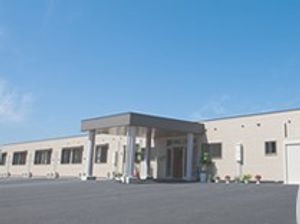晴天の下の施設外観