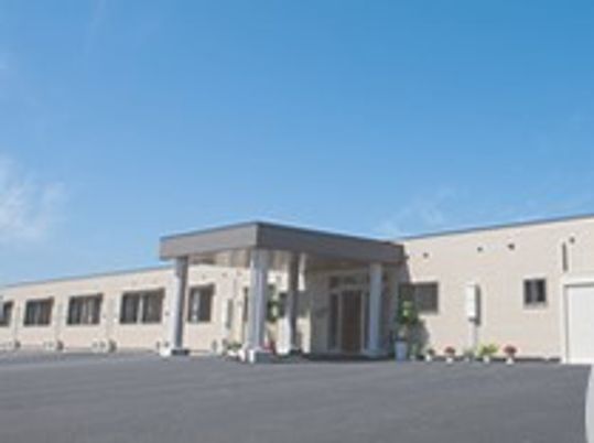 晴天の下の施設外観