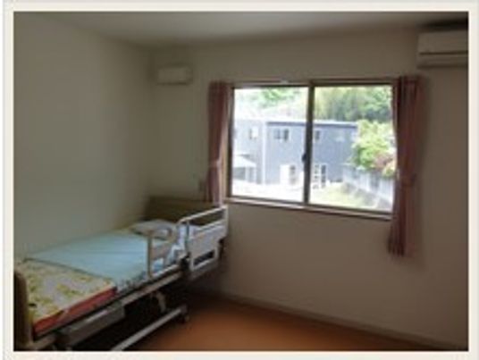 窓とベッドのある居室