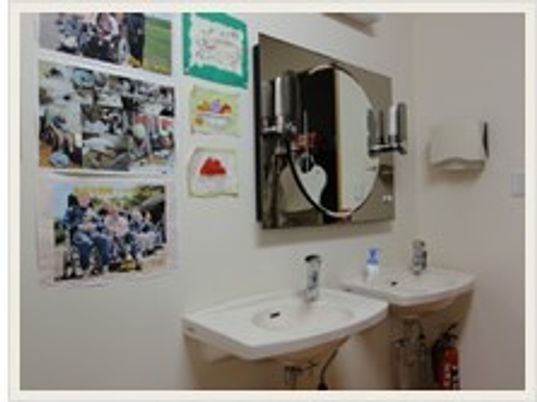 手洗い場と掲示物の壁