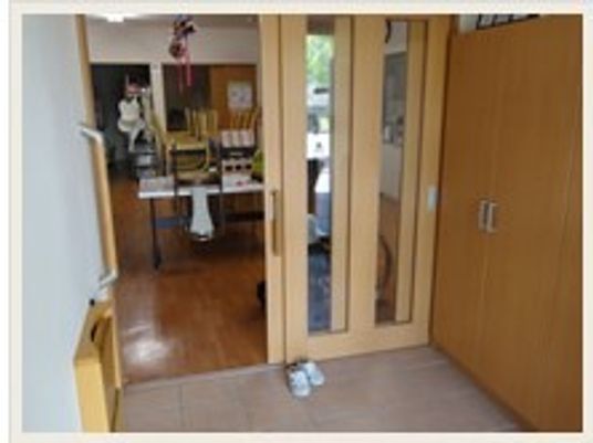 入り口とダイニングの様子