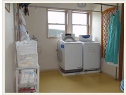 洗濯機と物品のある部屋