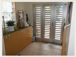 明るいエントランス風景