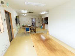 広々とした明るい施設の廊下