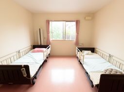 明るい居室のベッド2台