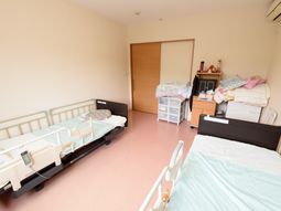 明るい居室の様子