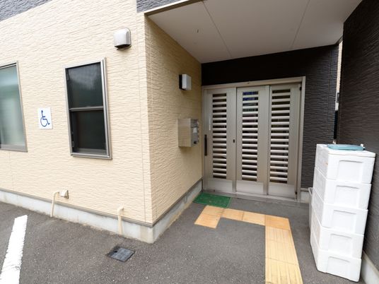 車椅子マークのある入口