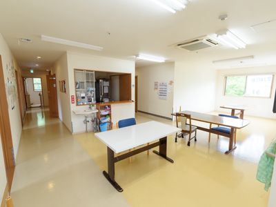 明るい廊下と物置スペース