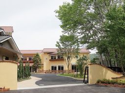 明るい外観の建物