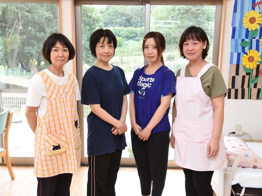 スタッフの笑顔の集合写真