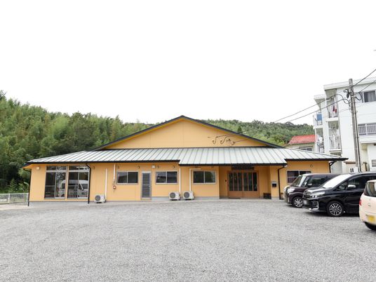 黄色い外壁の建物外観