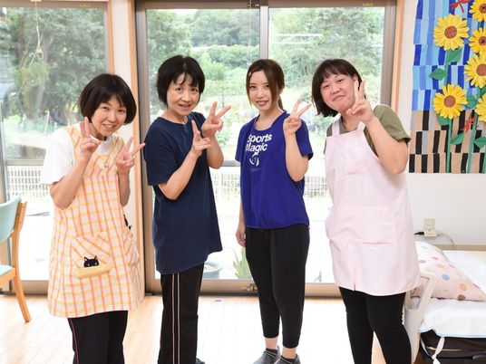 明るい笑顔のスタッフ４人