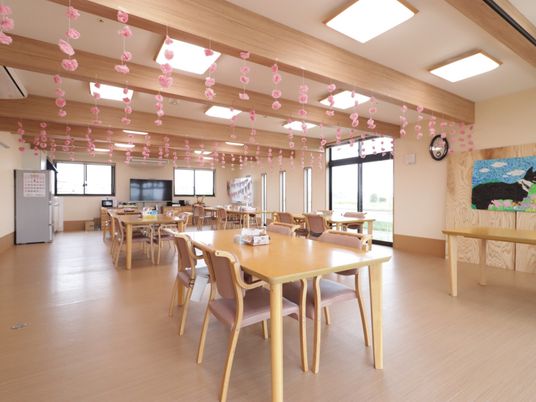 桜飾りのある食堂