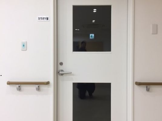 白い壁のカウンター窓