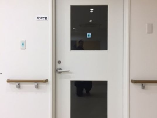 白い壁のカウンター窓