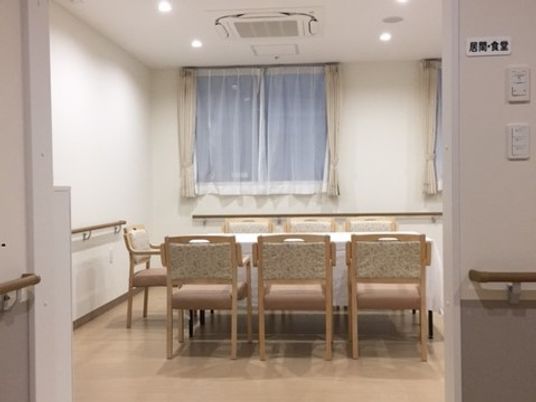 明るい食堂の一角