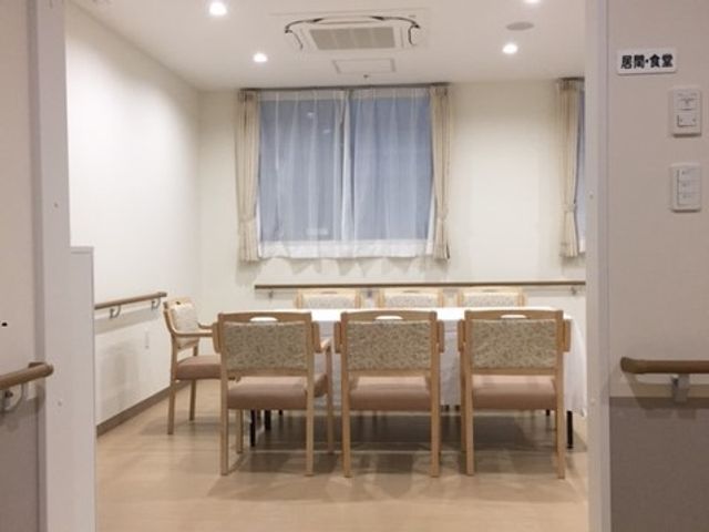 明るい食堂の一角 リビング 手すり沿いに配置されたテーブルセットがある快適な食堂です。ゆとりのある空間で、食事の時間も穏やかです。