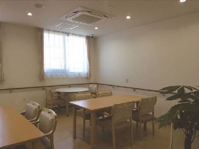 快適なダイニング空間 リビング 陽光が差し込むダイニングルームは、清潔感のあふれる落ち着いた雰囲気で、食事の時間も心地よく過ごせます。