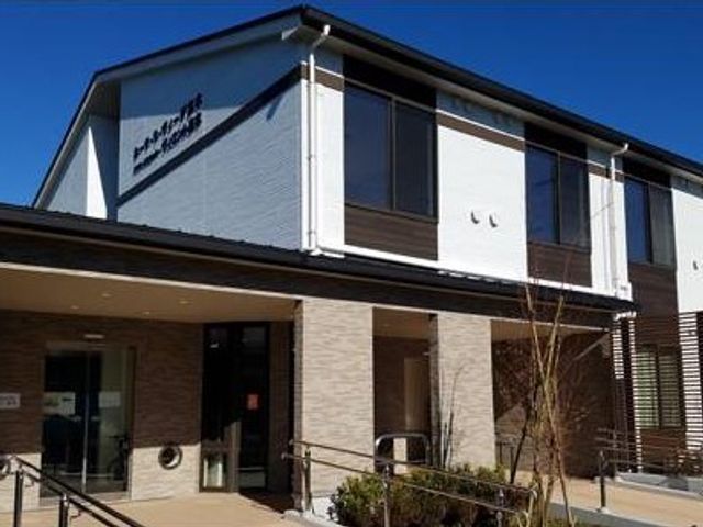 明るい外観の建物エントランス 外観 ゆったりとした入口のある快適な施設で、あなたも一緒に暮らしを支えませんか。スタッフ一同、明るく健やかな毎日をお約束します。