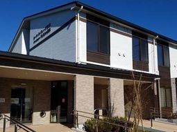 明るい日差しのエントランス