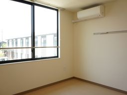 明るい居室の一角