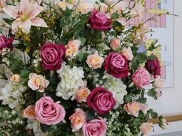 豊かな花々のロビー装飾