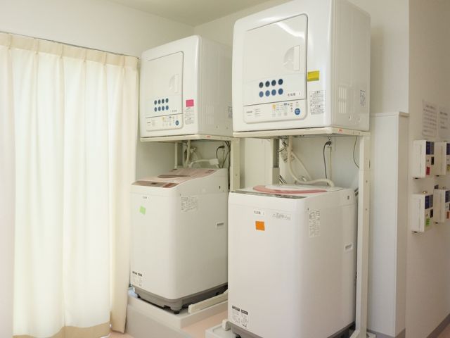 洗濯機が設置された室内 洗濯機 清潔感のあふれるランドリースペースです。日々の衣類管理も、ここなら安心して行えそうですね。