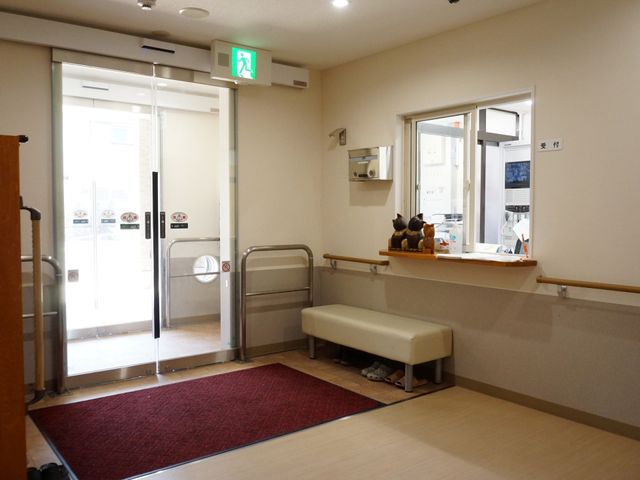 エントランスの明るい空間 玄関 清潔感のあふれるエントランスは、来訪者を温かく迎えます。待合スペースもゆとりがあり、訪問時の心地よい空間を提供しています。