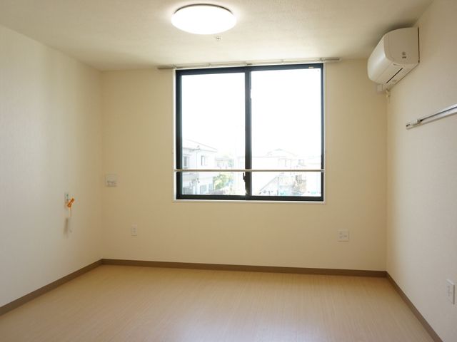 明るく清潔な個室空間 個室 広々とした居室は、日差しがたっぷりと入りますので、明るく快適な空間で過ごせます。エアコン完備で、一年を通して快適な環境が整っています。