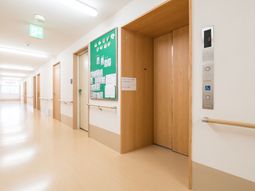 清潔な廊下と掲示板