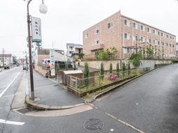 施設の外観と通り