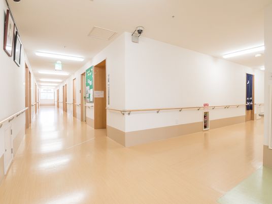 明るく広い施設の廊下