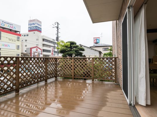 広々としたウッドデッキ