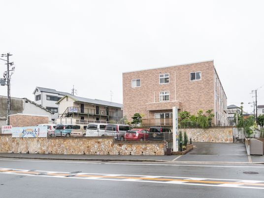 外観の建物と駐車場