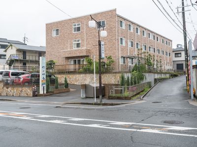 レンガ造りの多階層建物