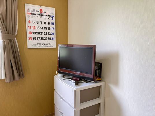 居室のテレビとカレンダー