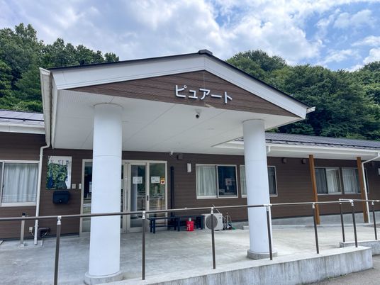 木々に囲まれたエントランス