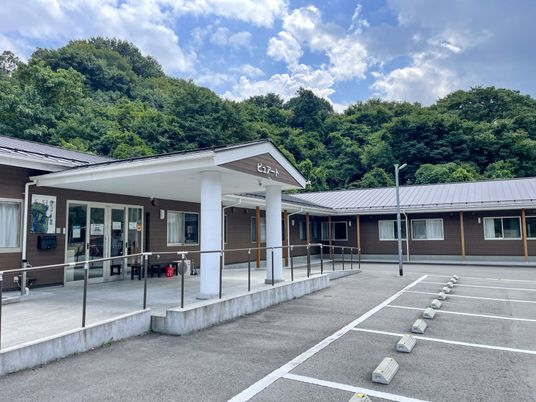 入口と駐車場が確認できる外観