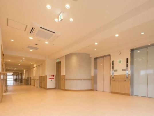 広々とした明るい廊下