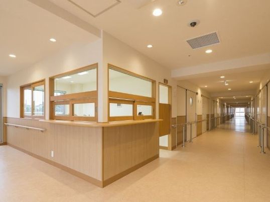 明るく清潔なフロント