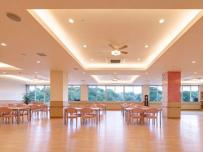 広く明るい食堂空間