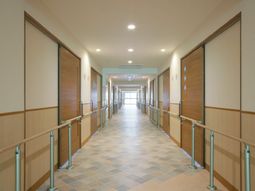 廊下の明るいイメージ