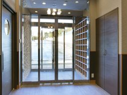 広々とした明るいエントランス