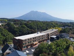 山を背景にした建物外観